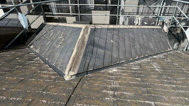 名東区で屋根カバー工事に伴い防水シートの施工、解体に伴う人件費・廃材処分費用が発生せずコストをおさえられる